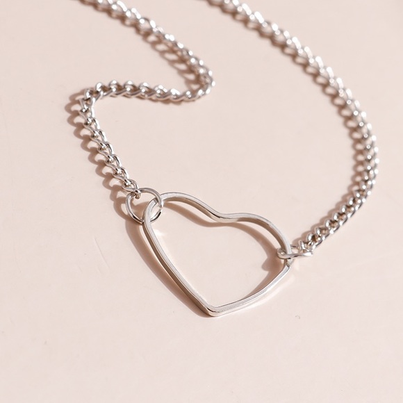 ⚜️[𝟯/$𝟭𝟴]⚜️Silver Heart Delicate Choker NEW - Picture 4 of 10